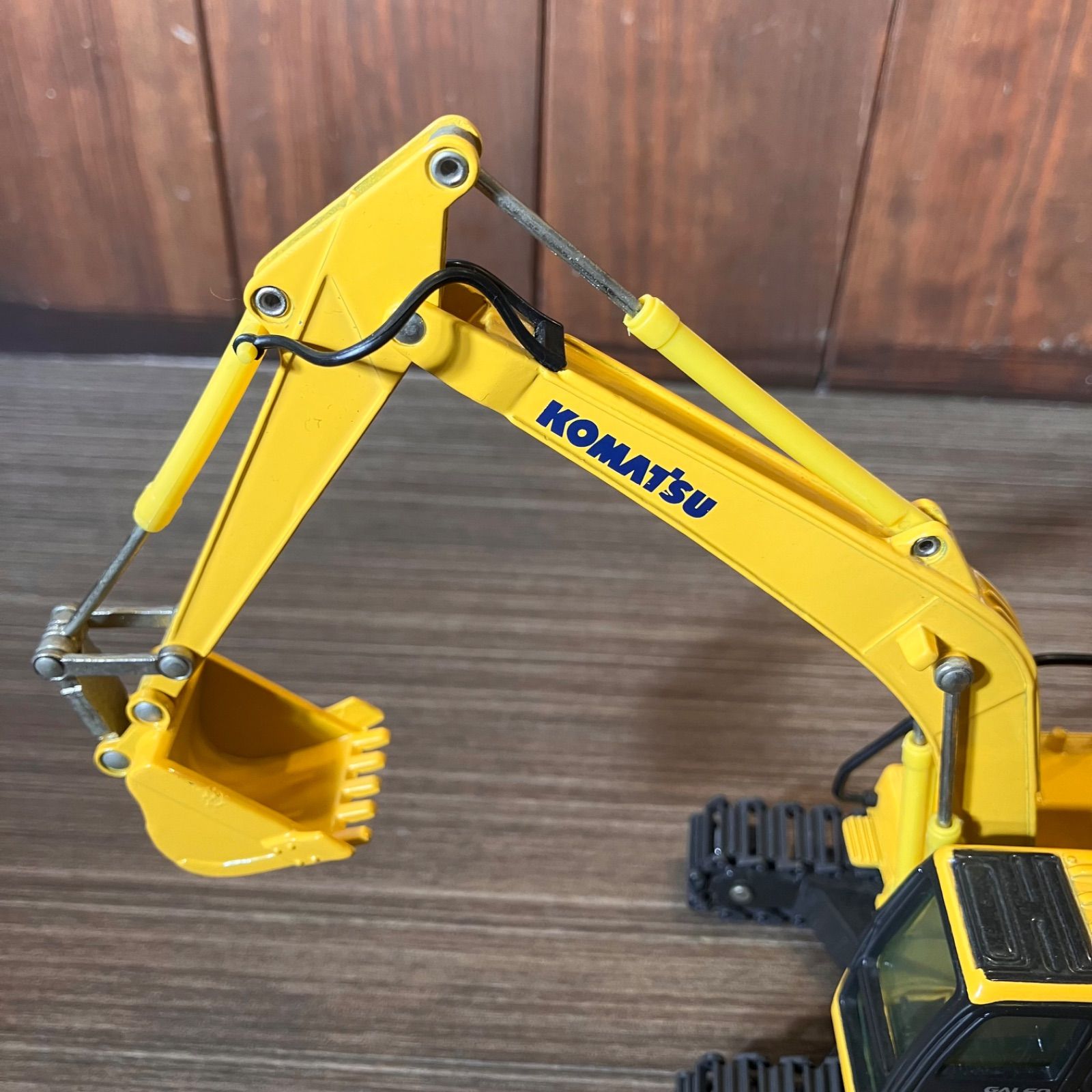 送料無料】KOMATSU／コマツ PC200 パワーショベル ミニチュア 1/43
