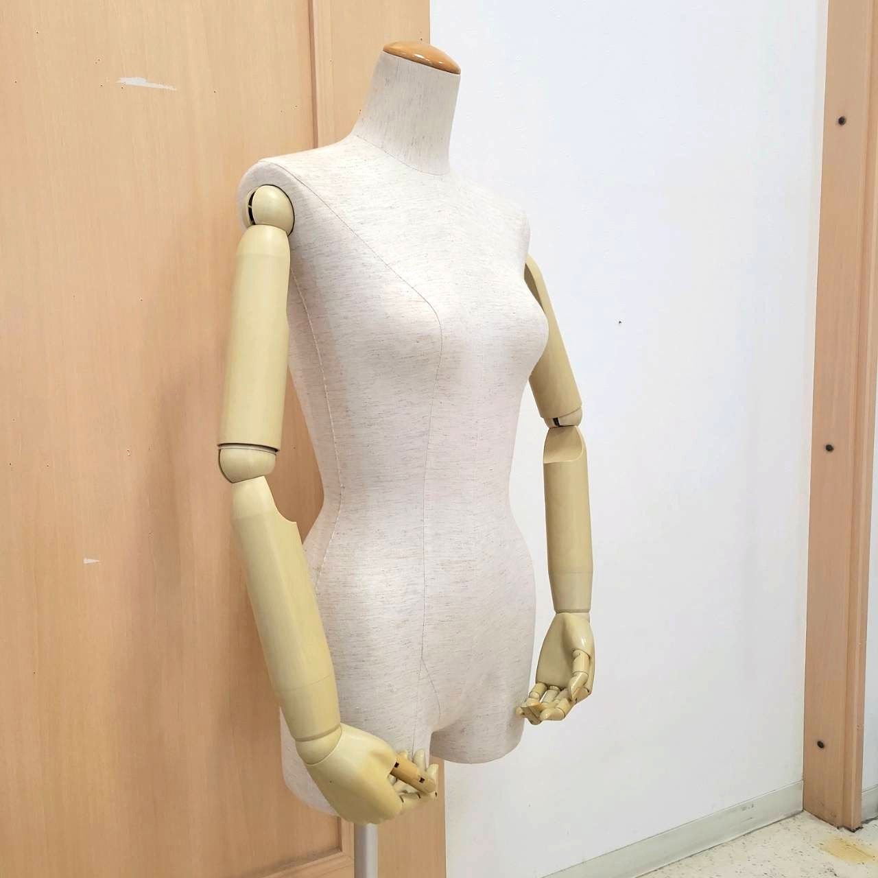 【美品】トルソー 女性 レディース マネキン アイボリー 可動式腕 / 土台付き 美品】トルソー 女性 レディース マネキン アイボリー 可動式腕 / 土台