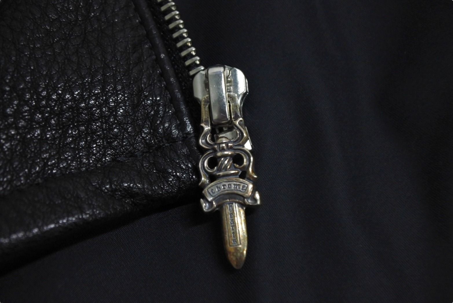 Chrome Hearts - 新品同様 CHROME HEARTS クロムハーツ CHクロスパッチ ダガージップアップシャツ サイズM ナイロン カーフスキン シルバ−925 中古 4c067999 新品同様 CHROME HEARTS クロムハーツ CHクロスパッチ ダガー