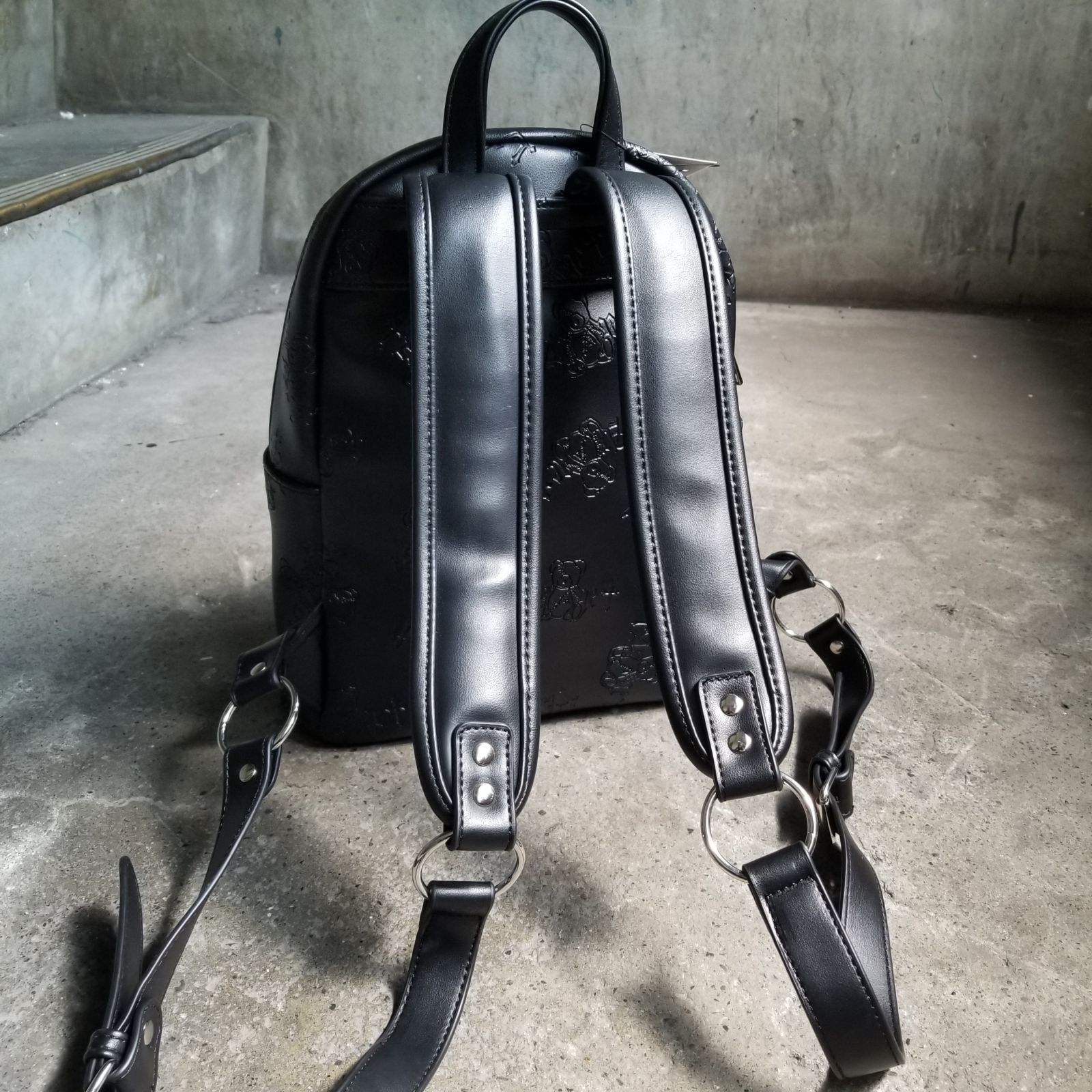 新品 Amilige くぎベア型押し総柄リュック アミリージュ - メルカリ