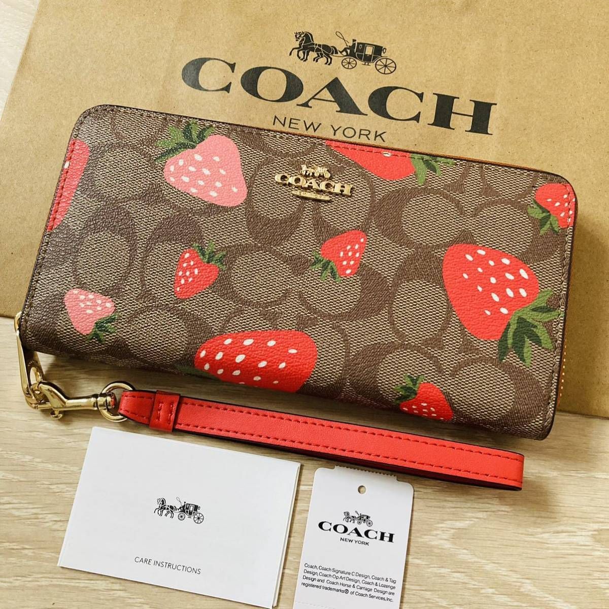 お得2023】 COACH - COACH長財布カーキシグネチャー ストロベリー