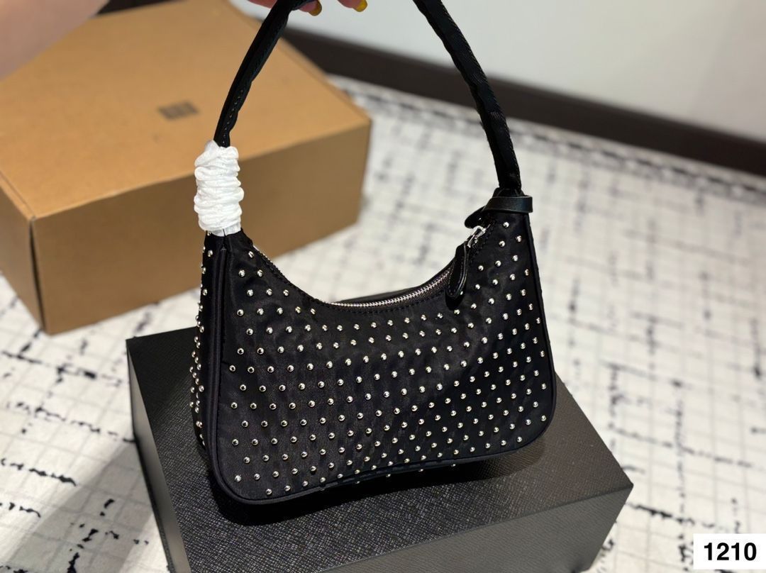 【新品未使用】公式オンライン購入 PRADAブラックレザー アームバンド PRADA レザー アンダーアームバッグ ? 21×12cm [本日特価|新品未