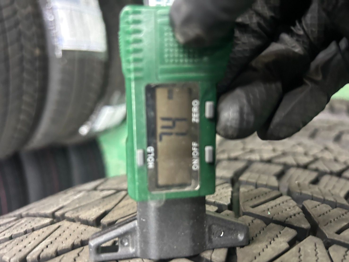 毎日がバーゲンセール！ BRIDGESTONE BLIZZAK DM-V3 235|55R20 102Q スタッドレスタイヤ 4本セット 残溝約7.4mm 2020年製 SUV用