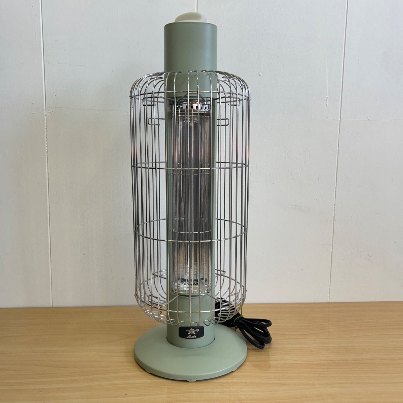 新品未使用Aladdin 電気ヒーター CAH-G42GA(W) 新品未使用Aladdin 電気ヒーター CAH-G42GA(W)