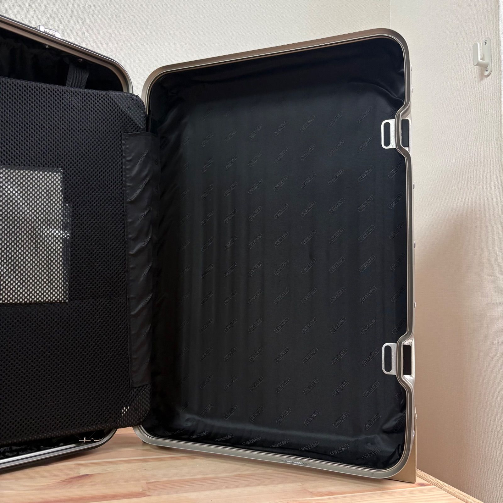 チタニウム キャリーケース