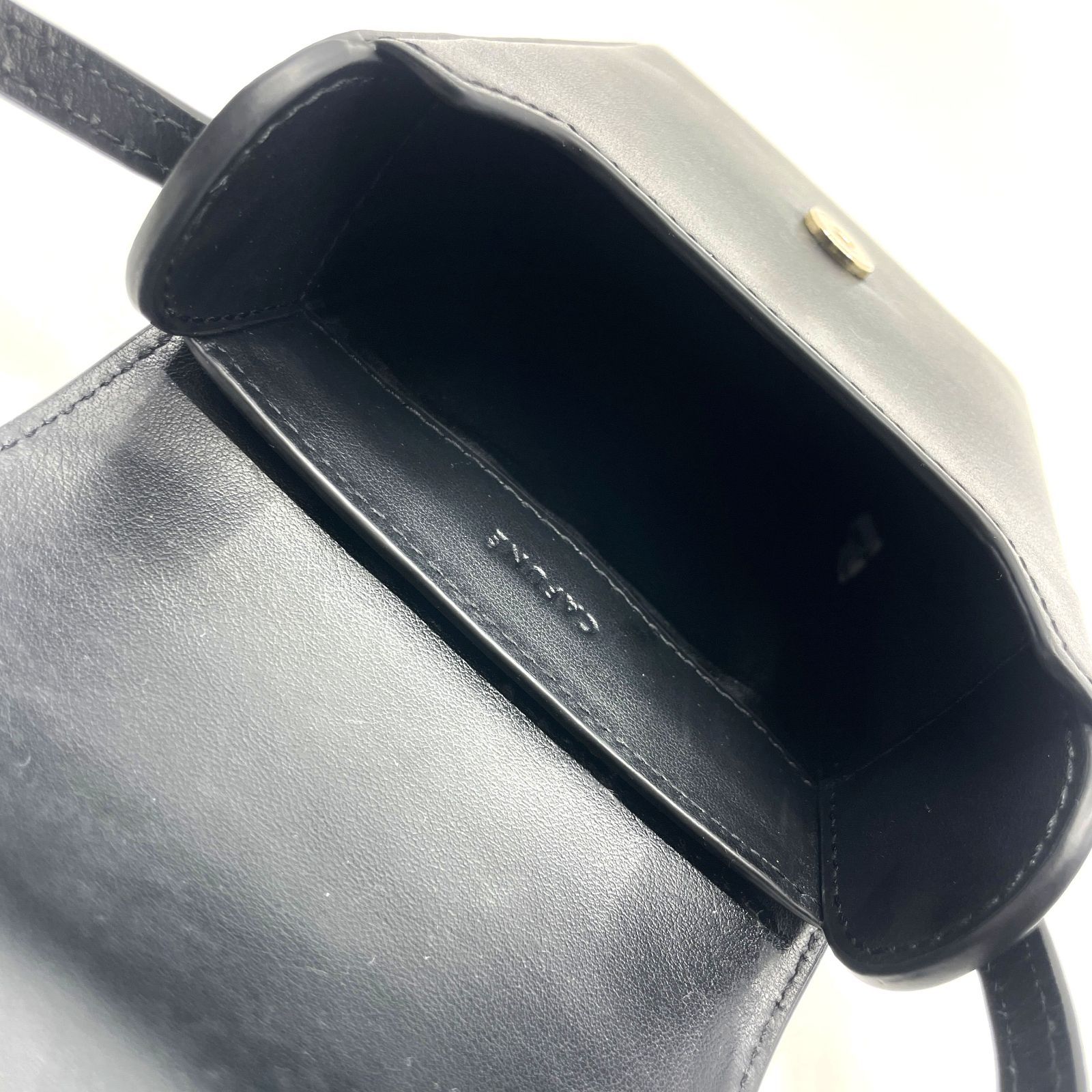 美品 CAFUNE TRUNK BOX ショルダー ポシェット レザー 黒 - メルカリ