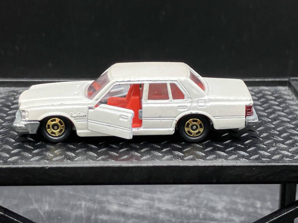 トミカ No.55 トヨタ クラウン 2800 ロイヤルサルｰン 白パｰル 朱赤