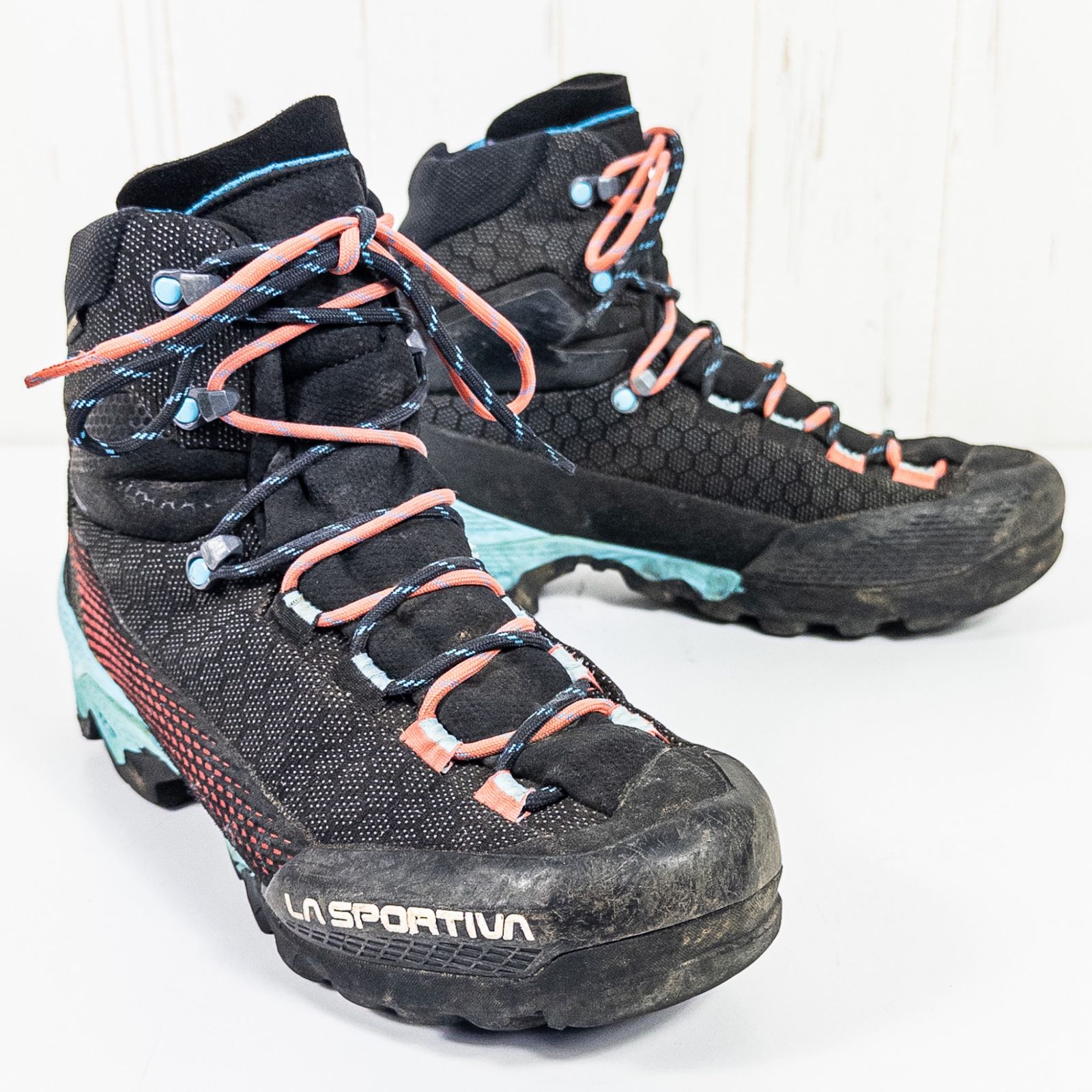 Women s 25.5cm ブラック系 La Sportiva ラ スポルティバ エクイリビウム ST ゴアテックス ウーマン AEQUILIBRIUM ST GTX WOMAN ブラック×ハイビスカス | K00P02 フットウェア トレッ