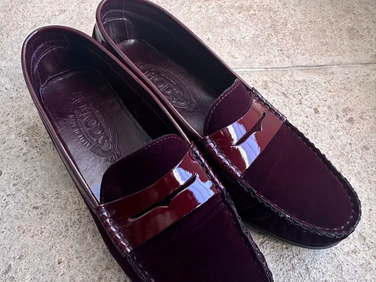 TOD'S(トッズ) バーガンディー ベロア ローファー 37 サイズ です