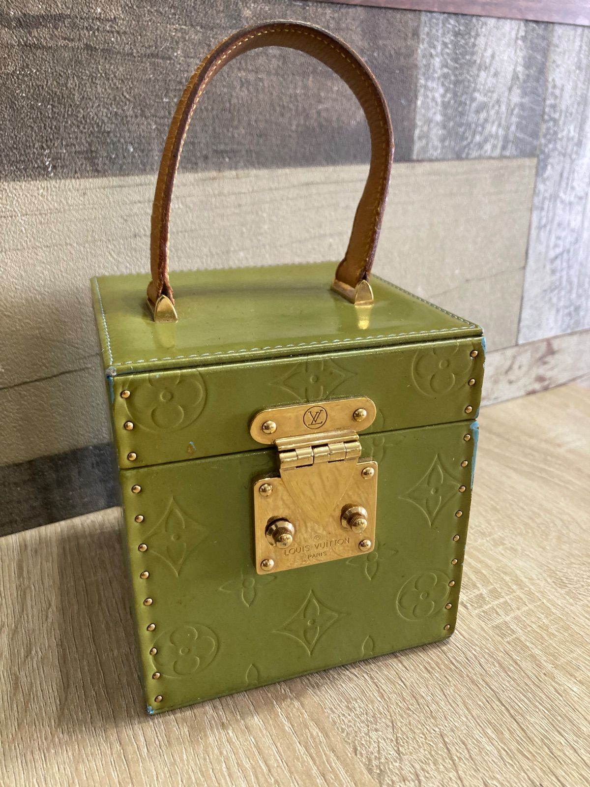 ヴィトン バニティポーチ ヴェルニ