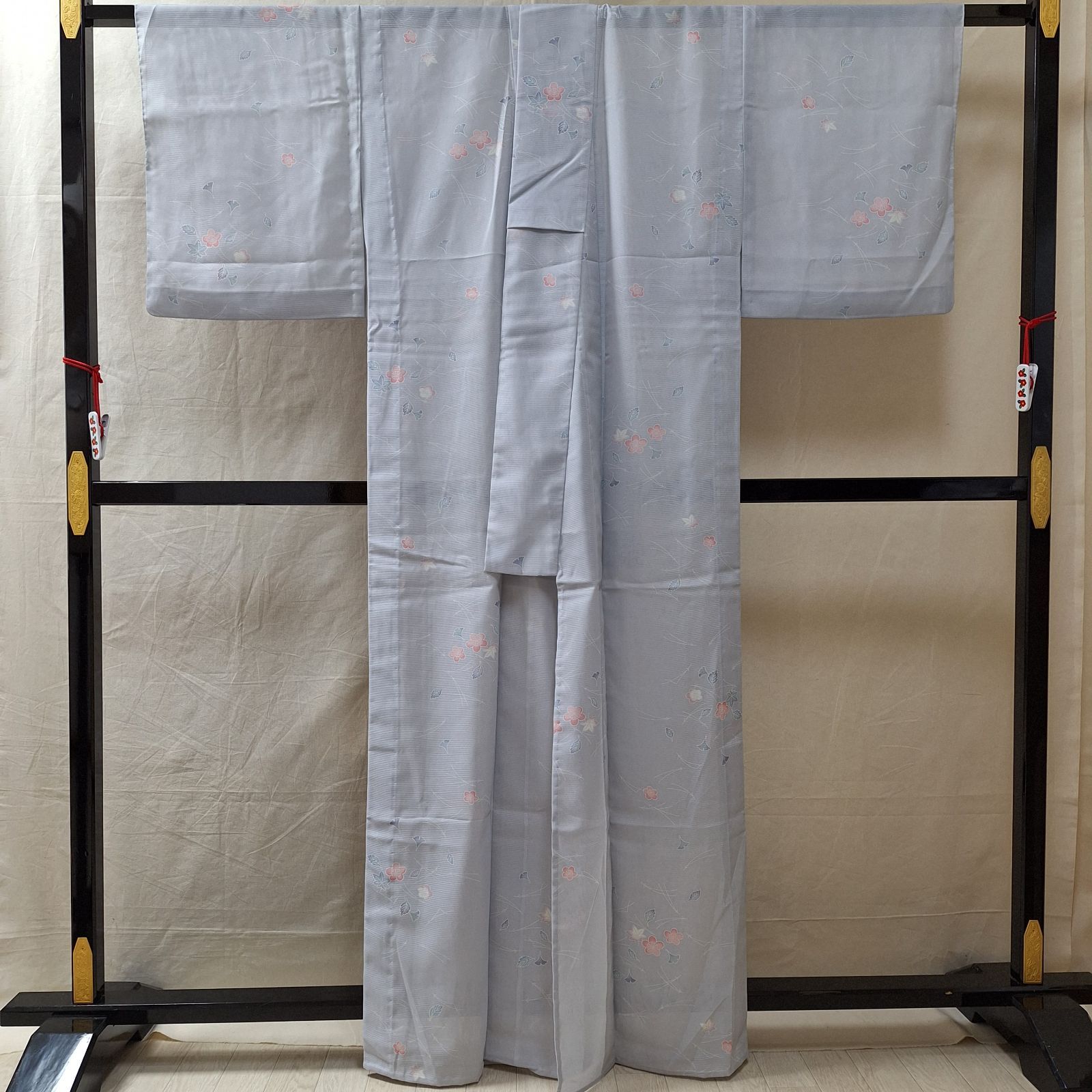 夏物　洗える絽の染め小紋（枝葉文）裄66,6 化繊物　美品 洗える夏着物 小紋 絽 化繊 薄いグレー地に梅花と落ち葉 ま
