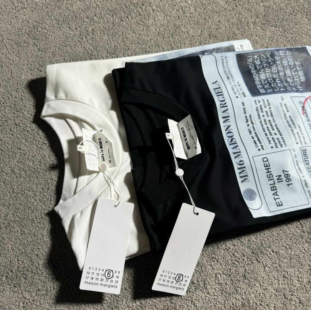 MM6 メゾン マルジェラ ニュースペーパープリント Tシャツ エムエムシックス メゾン マルジェラ - Newspaper Logo T-shirt