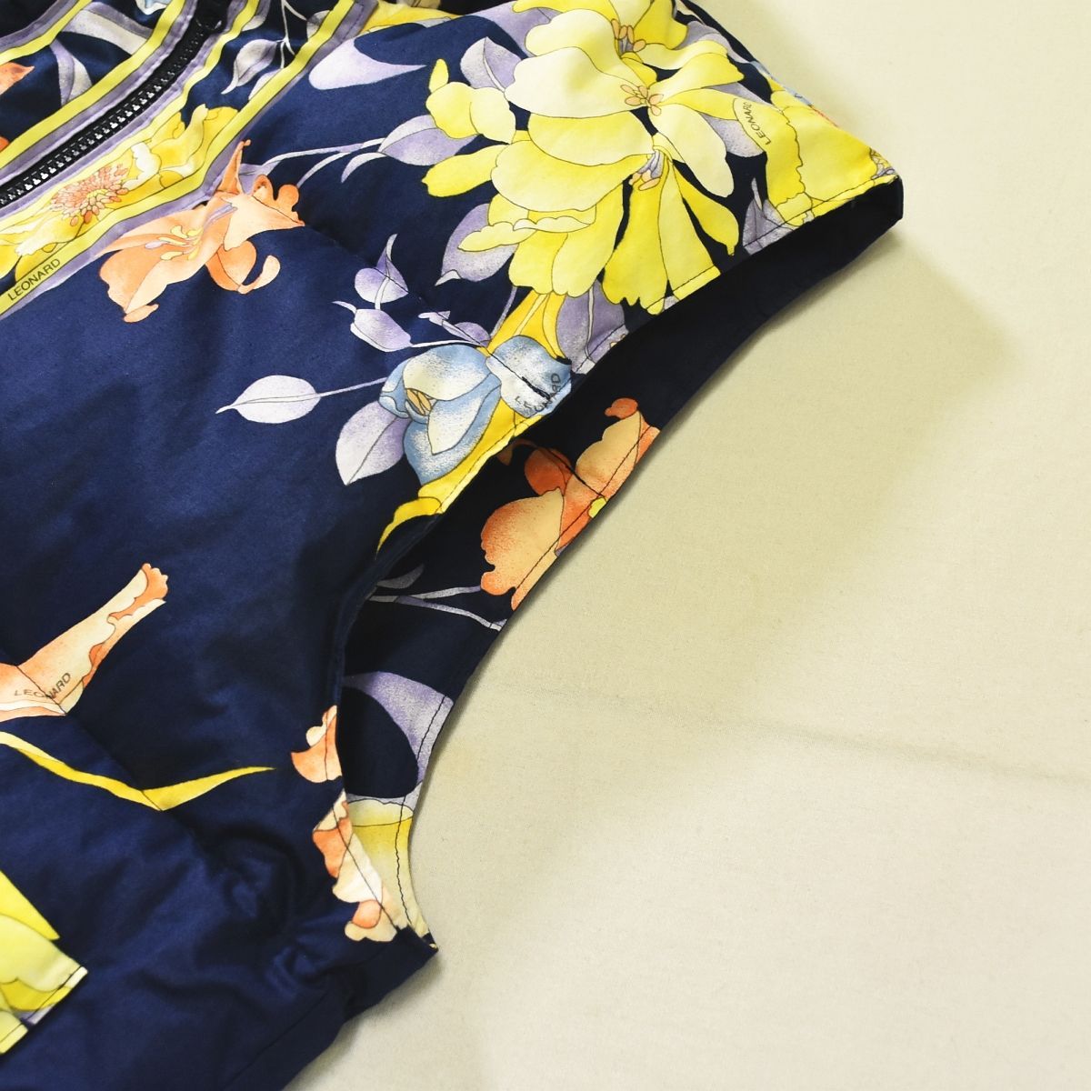 レオナール LEONARD ダウンベスト フラワー柄 ゆったりサイズ ネイビー