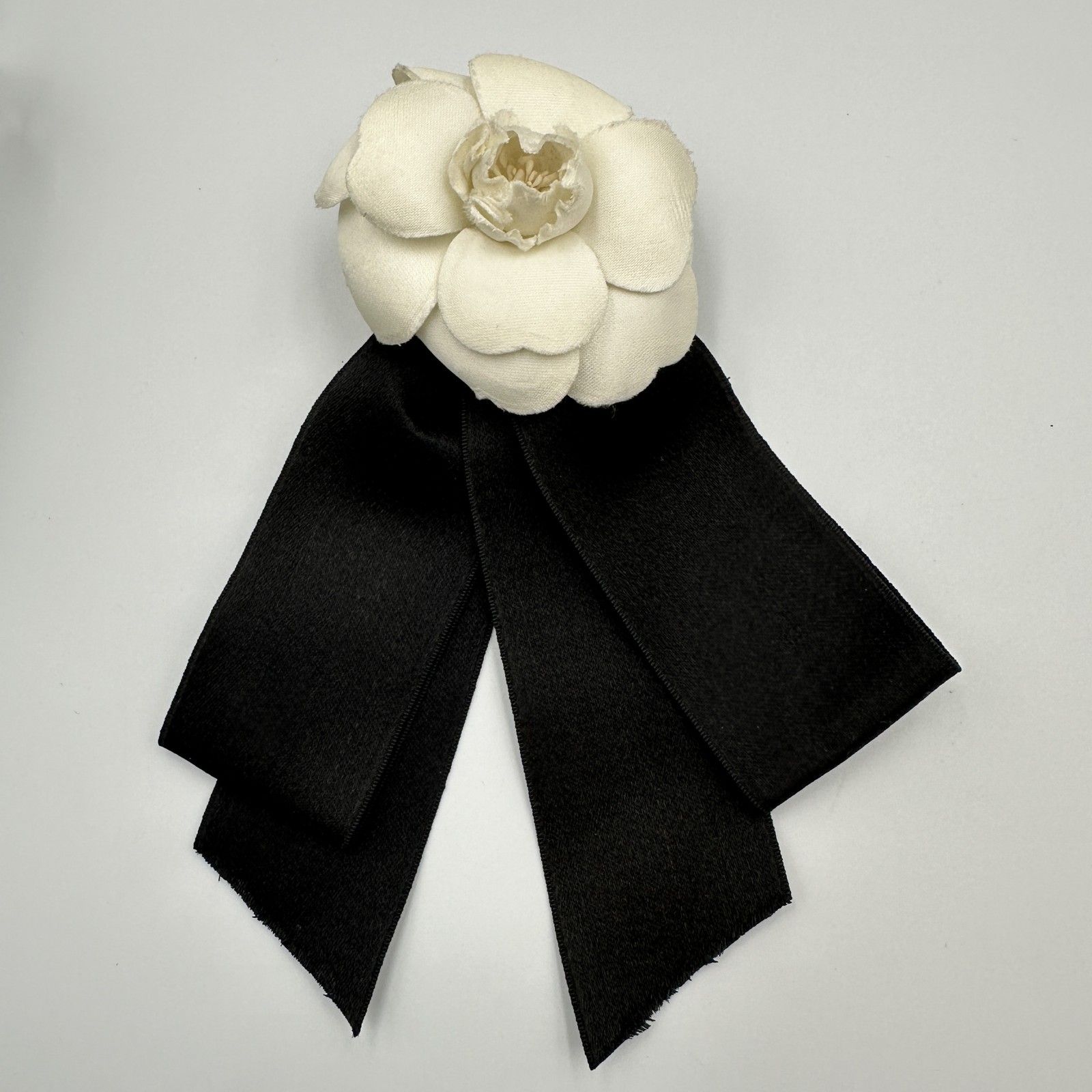 シャネル カメリア×リボン コサージュ ブローチ ブラック×ホワイト 箱