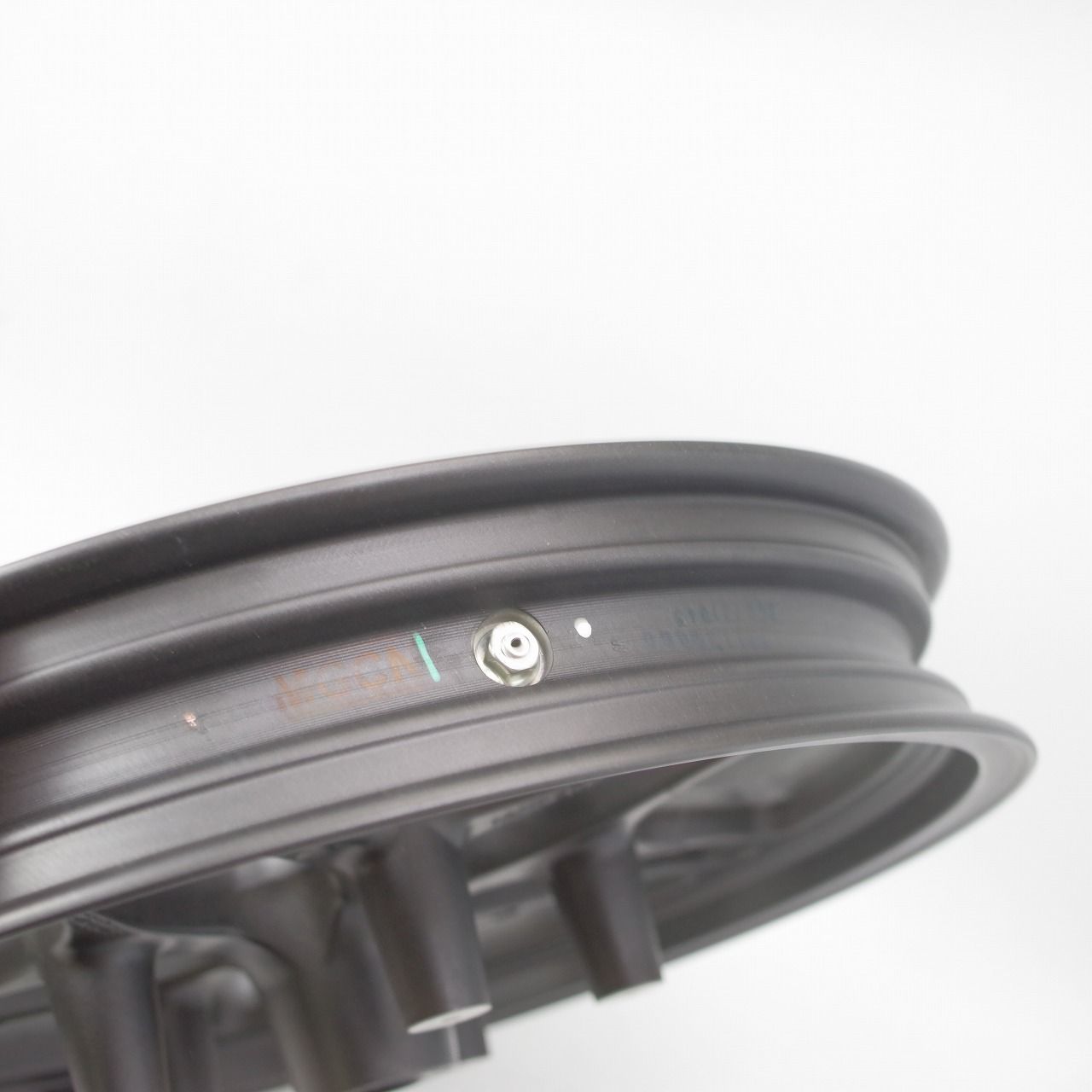 CB1100 SC65 フロントホイール ホンダ CB1100(SC65) 純正 フロントホイール MGC 目視で曲がり