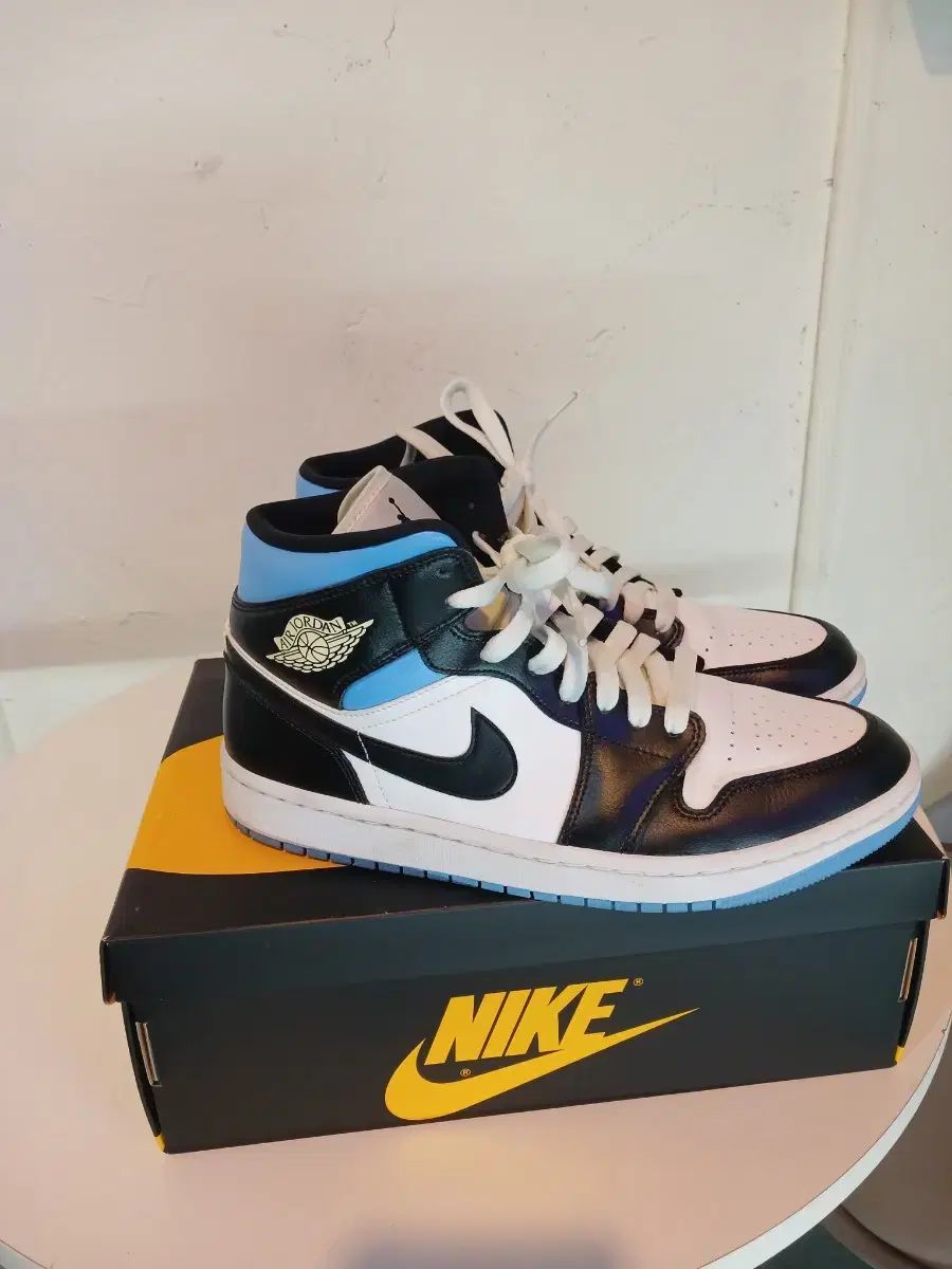 A級 ジョーダンミッド ユニバーシティ ブルー 275