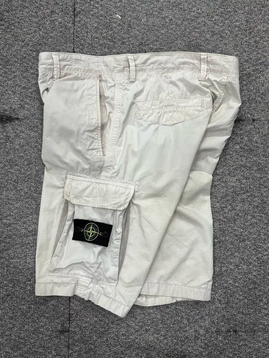 STONE ISLAND ストーンアイランド ワッペン カーゴ ハーフパンツ