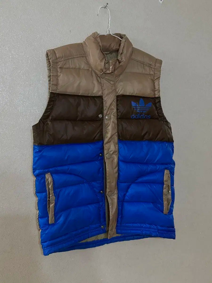 【雷市場（ポンジャン）商品韓国直送】 adidas(アディダス) ファイヤーバード ビッグロゴ ヴィンテージ ダウンベスト ベージュ 青