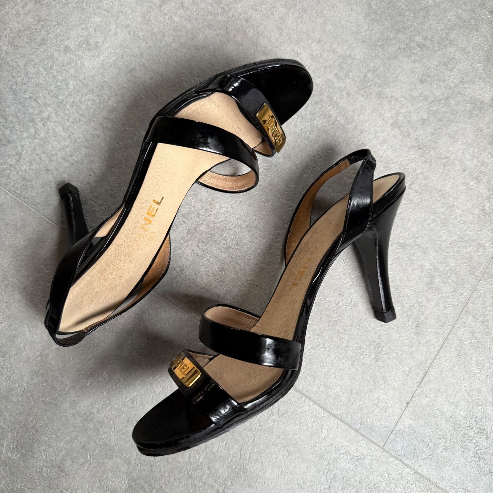 CHANEL シャネル ロゴ サンダル パテントレザー ブラック ゴールド 37 24cm KIN-KAAI_COM