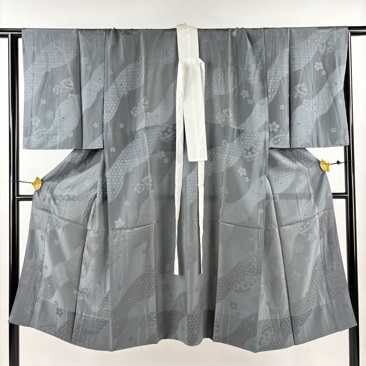 ● 長襦袢 身丈125.5cm 裄丈66cm M 地紋 灰色 正絹 名品