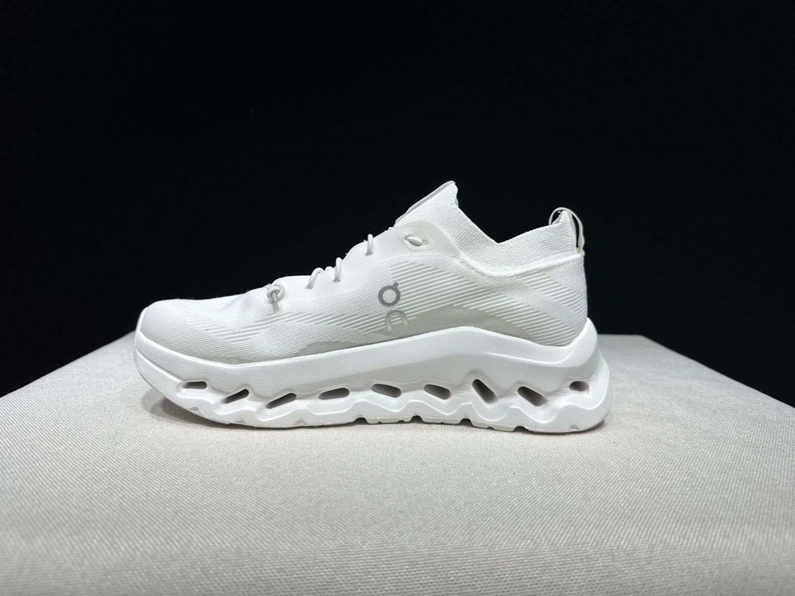 【Loewe】x On Cloudtilt ランニングシューズ LOEWE x On Cloudtilt — Exclusive Collaboration