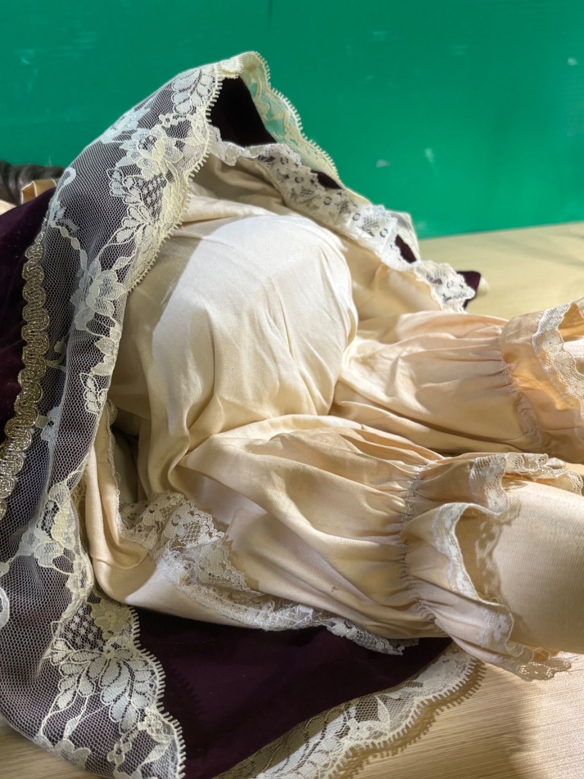 椅子に座る少女 西洋人形