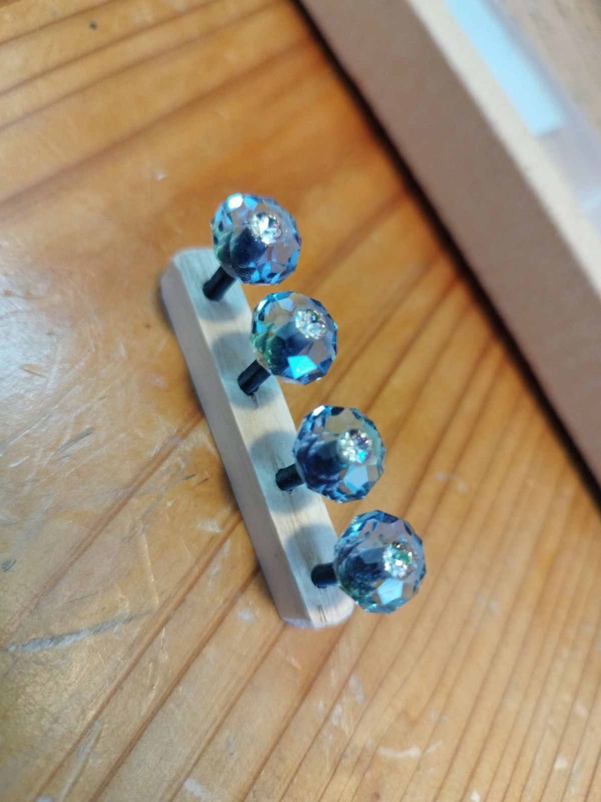 チェロ アジャスターねじセット スワロフスキー ルミナスグリーン