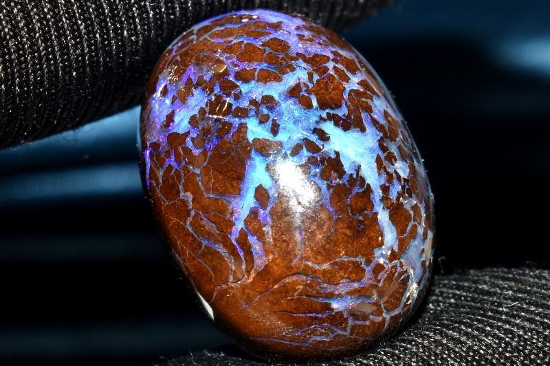 オパール原石から削り出された彫刻 オパール原石から削り出された彫刻