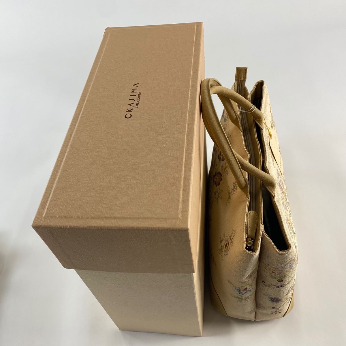 未使用品　OKAJIMA 和装バッグ 逸品 孔雀 草花 金彩 縮緬 正絹 和装バッグ 逸品 OKAJIMA セミフォーマル 象 草花 金彩 縮緬 灰色 正絹