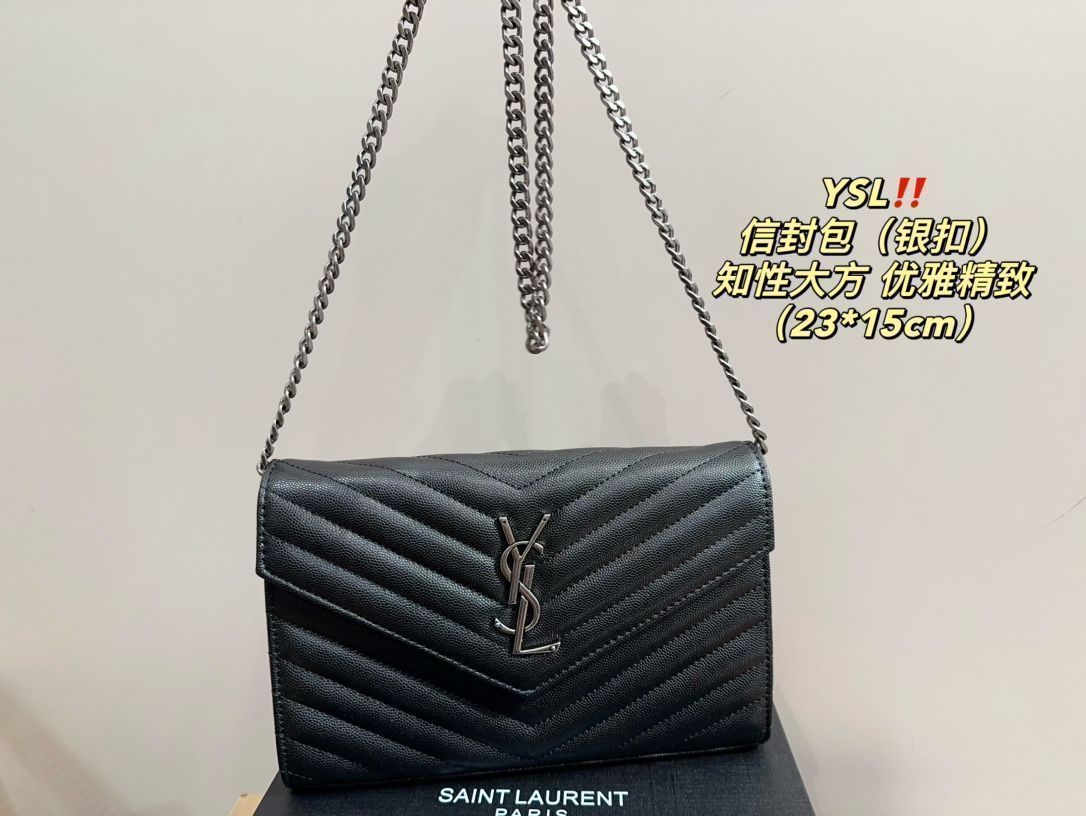 シルバーバックルショルダーバッグ