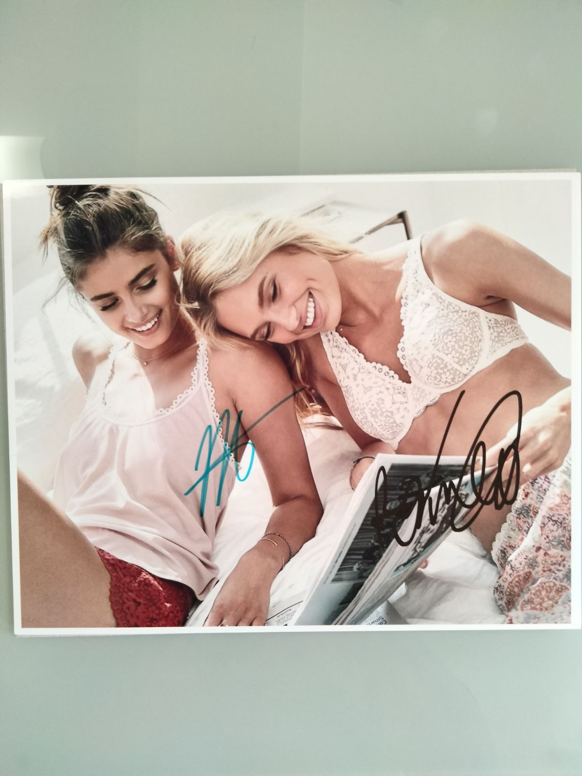 セール…テイラー・マリー・ヒル直筆サイン入り超大型写真…Taylor Hill テイラー・マリー・ヒルとロミー・ストリド直筆サイン入り超