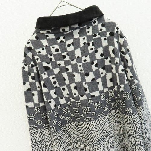 ハイネック 総柄