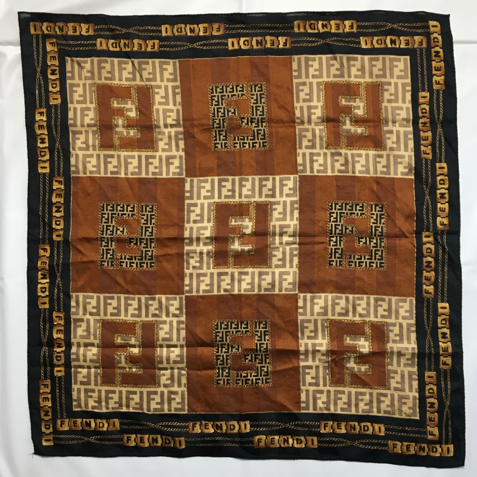 新品同様 フェンディ スカーフ ズッカ柄 ロゴ 86×86 レッド ゴールド shop-takashimaya7_tk22a0805008