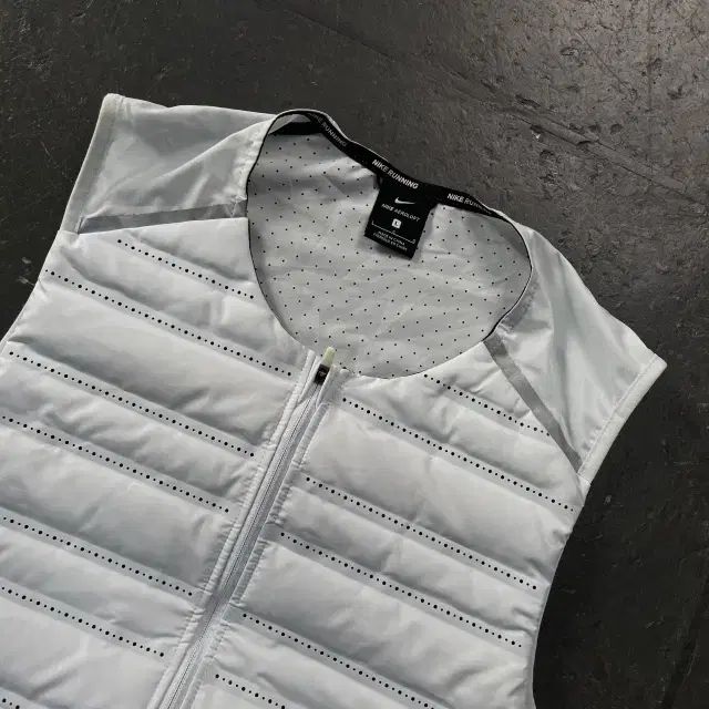 100 NIKE エアロロフト ダウンベスト