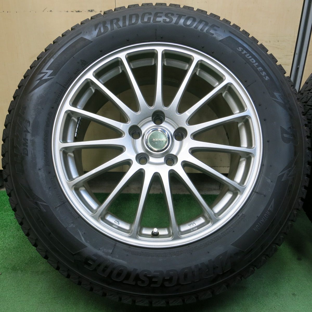 送料無料*バリ溝！19年！キレイ！9.5分☆スタッドレス 235/65R18