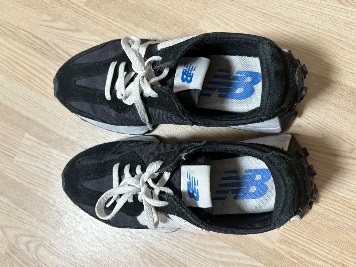 New Balance(ニューバランス) 327 黒 245