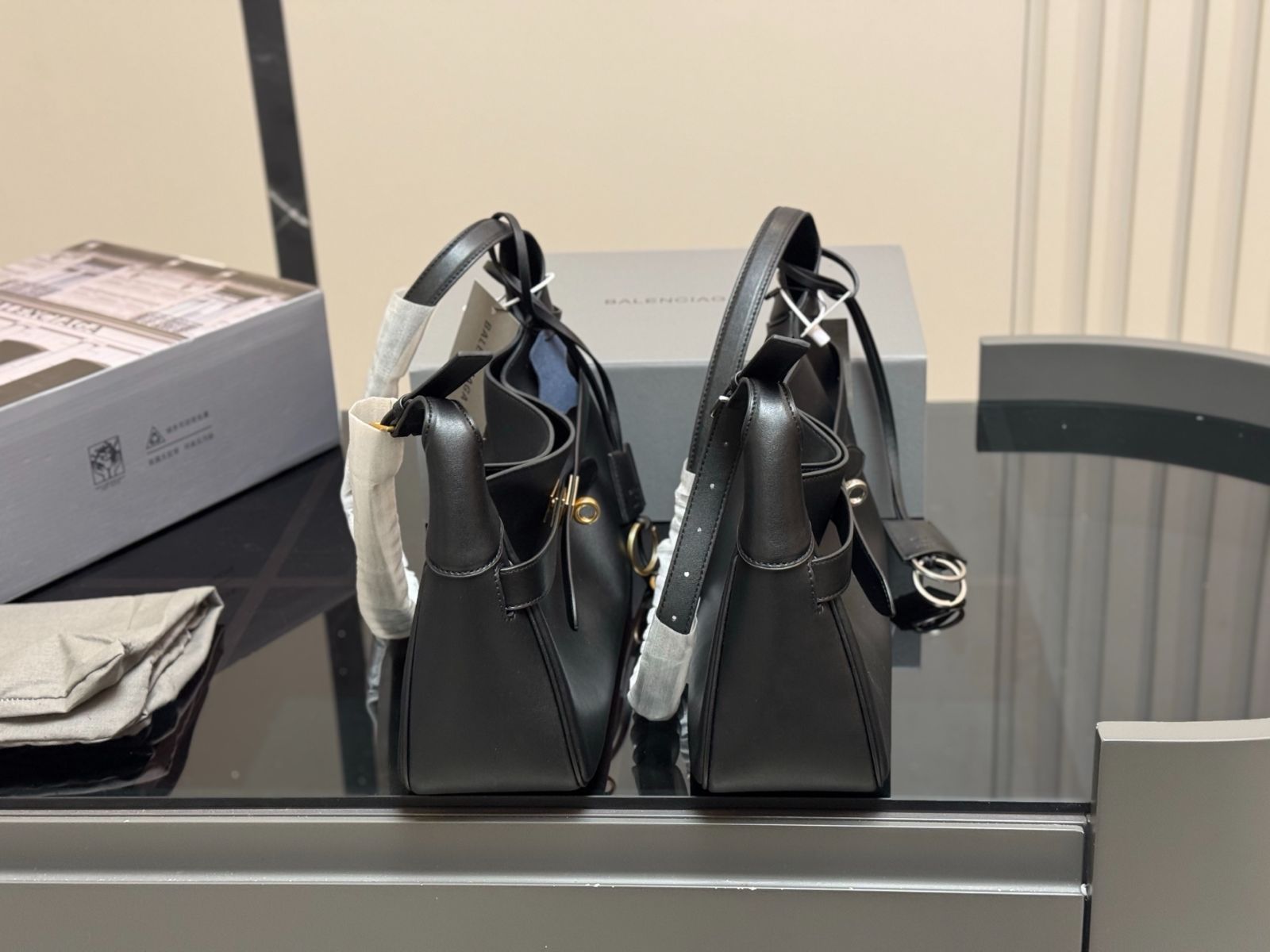 Balenciaga 新横型アンダーアームバッグ