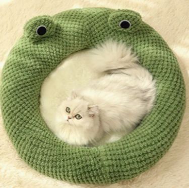 カエルの形をしたペットベッド、猫や小型犬に適しています。豪華な動物デザイン、深い睡眠の快適さを提供する丸い落ち着いた巣、柔らかいクッション付きのかわいい屋内ペットラウンジチェアを備えています。
