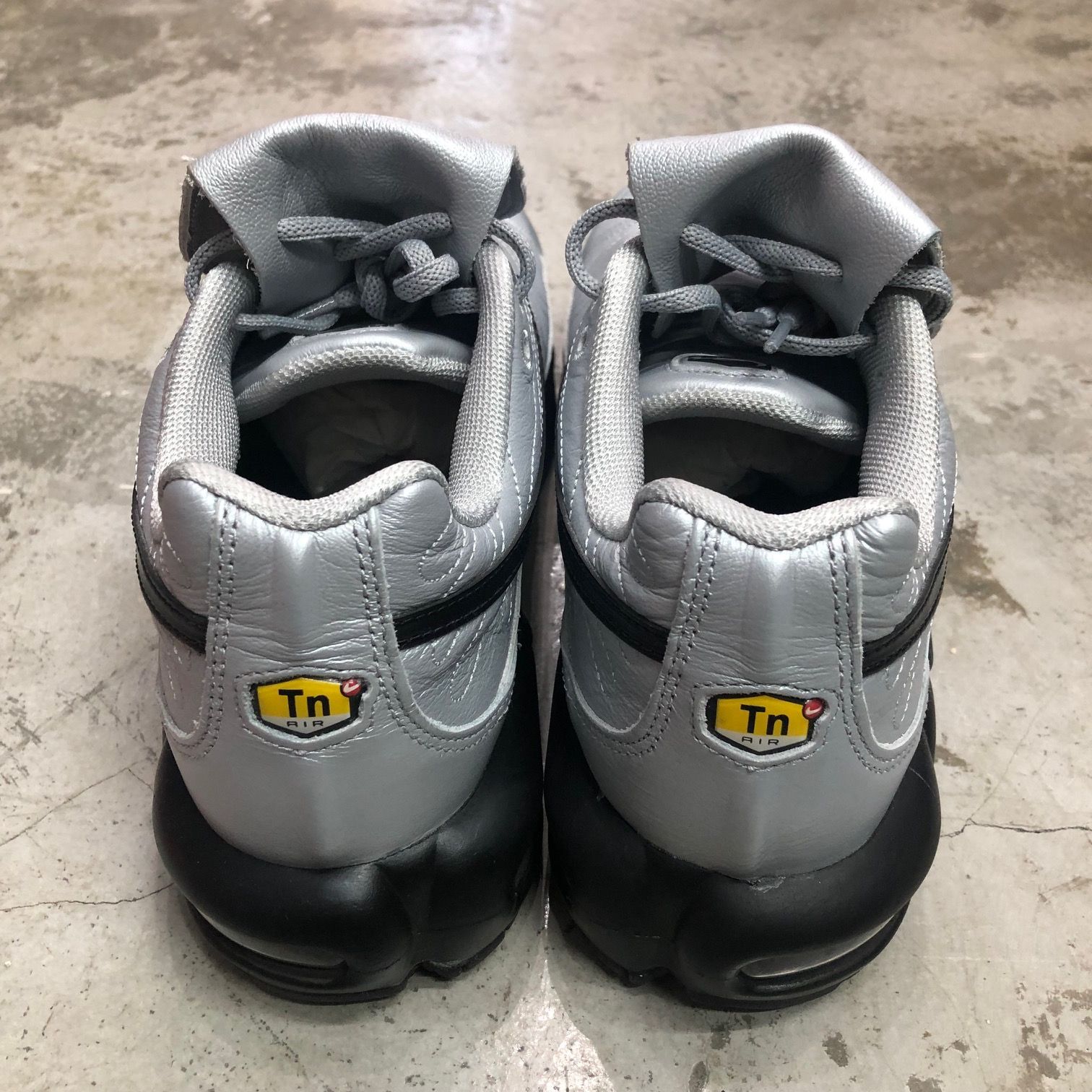 国内正規 Nike Air Max Plus Tiempo Wolf Grey and Black HM6850-001 
