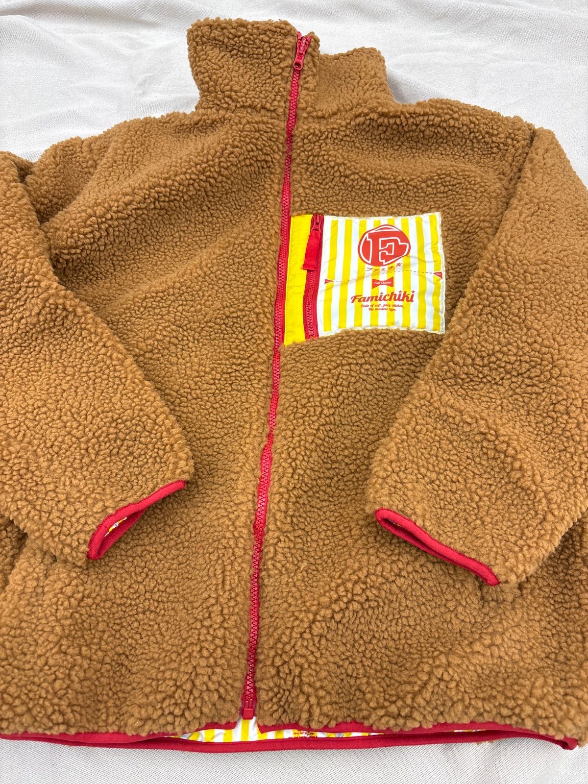 着るファミチキ　ボアブルゾン　リバーシブル ファミチキ、食べるだけじゃない「まさかの商品」が爆誕 店内に