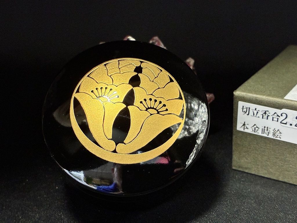 極上 川瀬表完 作 黒柿地 内本金高蒔絵梨地 文箱型 香合 茶道具 桐た共箱付 楽天市場】【中古】【香道】塗師 川瀬表完造 黒柿烏帽子香合（共