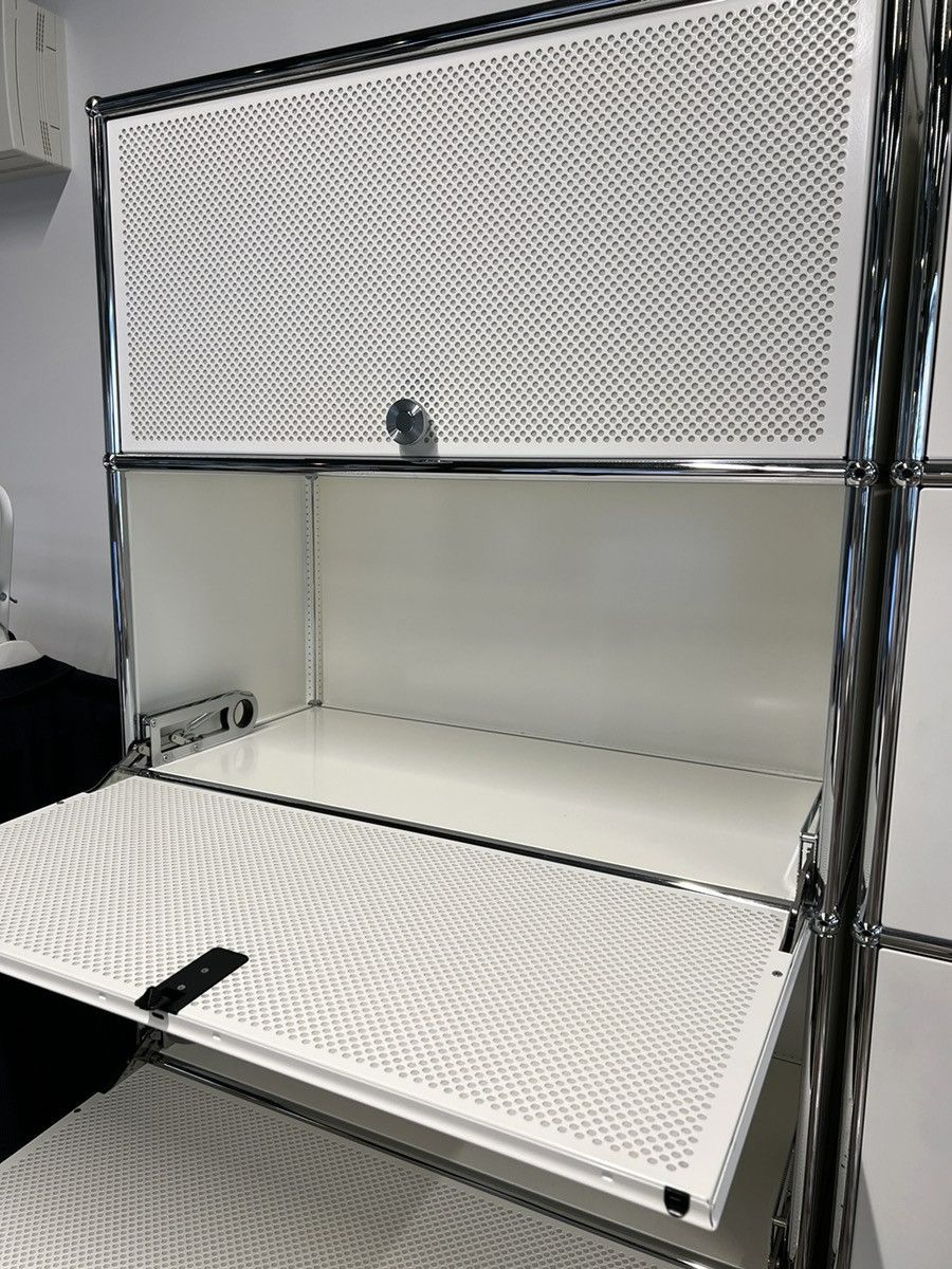 宝物 デットストック USMハラー キャビネット 1列5段 一部ドア鍵付き メッシュパネル ホワイト 白 モジュール家具 収納棚 オフィス家具 デスク収納 ギャラリー向け デザイン家具 モデル 幅広い用途に使える