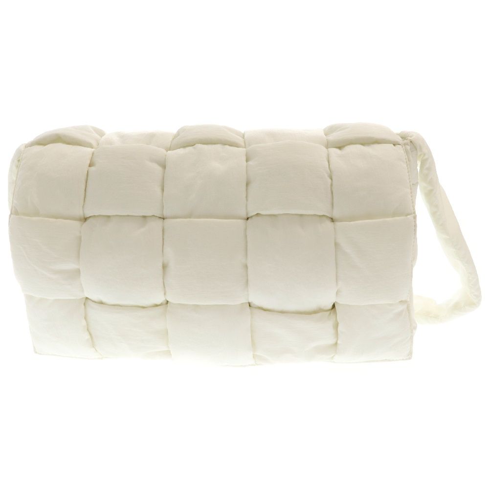 BOTTEGA VENETA (ボッテガヴェネタ) パデッド カセット マキシ イントレチャート レザー ショルダーバッグ ホワイト 591970 B09057913S