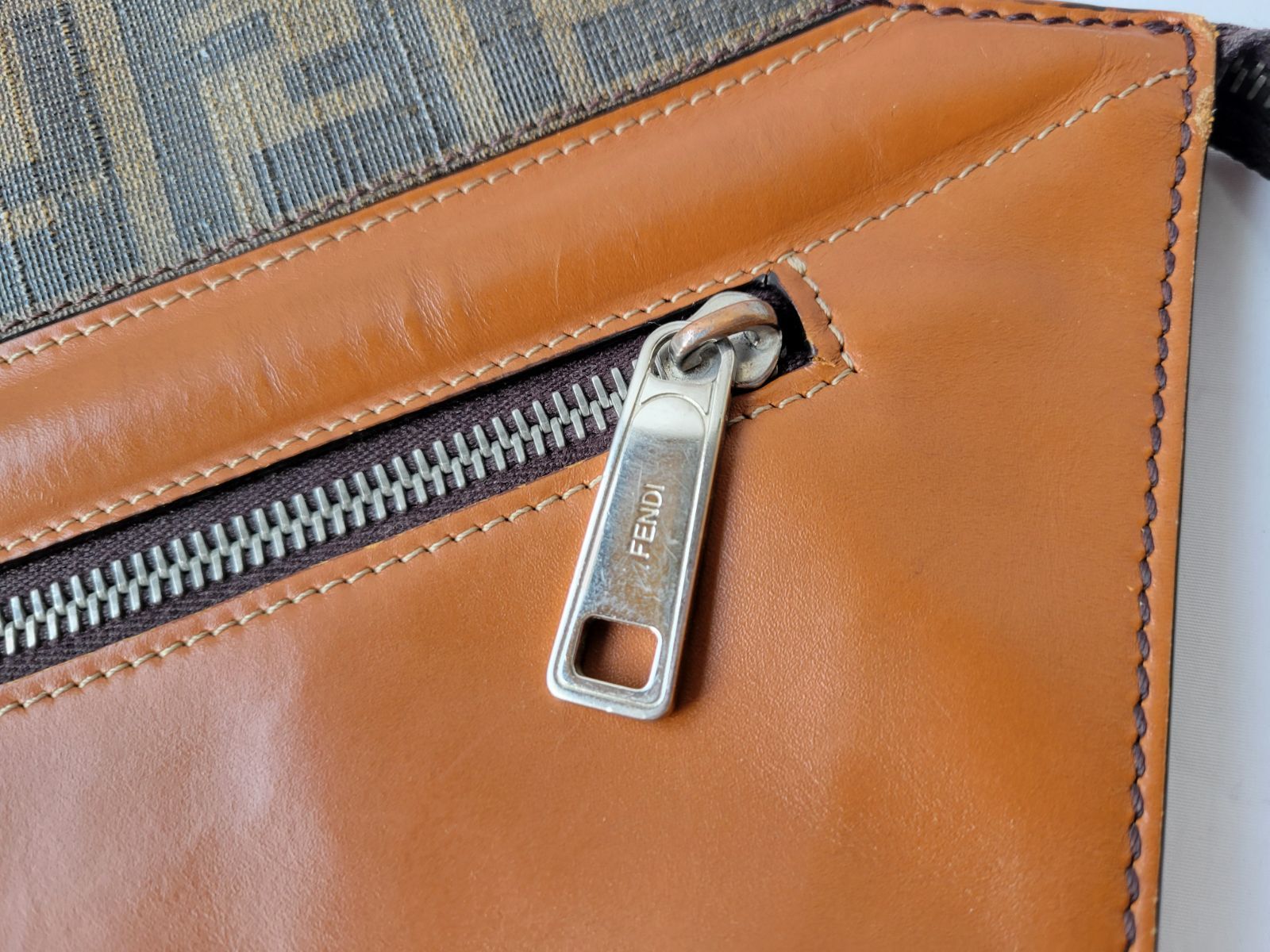 FENDI フェンディ FFズッカ PVC/レザー クラッチバッグ FENDI - FENDI クラッチバッグ FF ズッカ柄 ネイビー PVC レザー