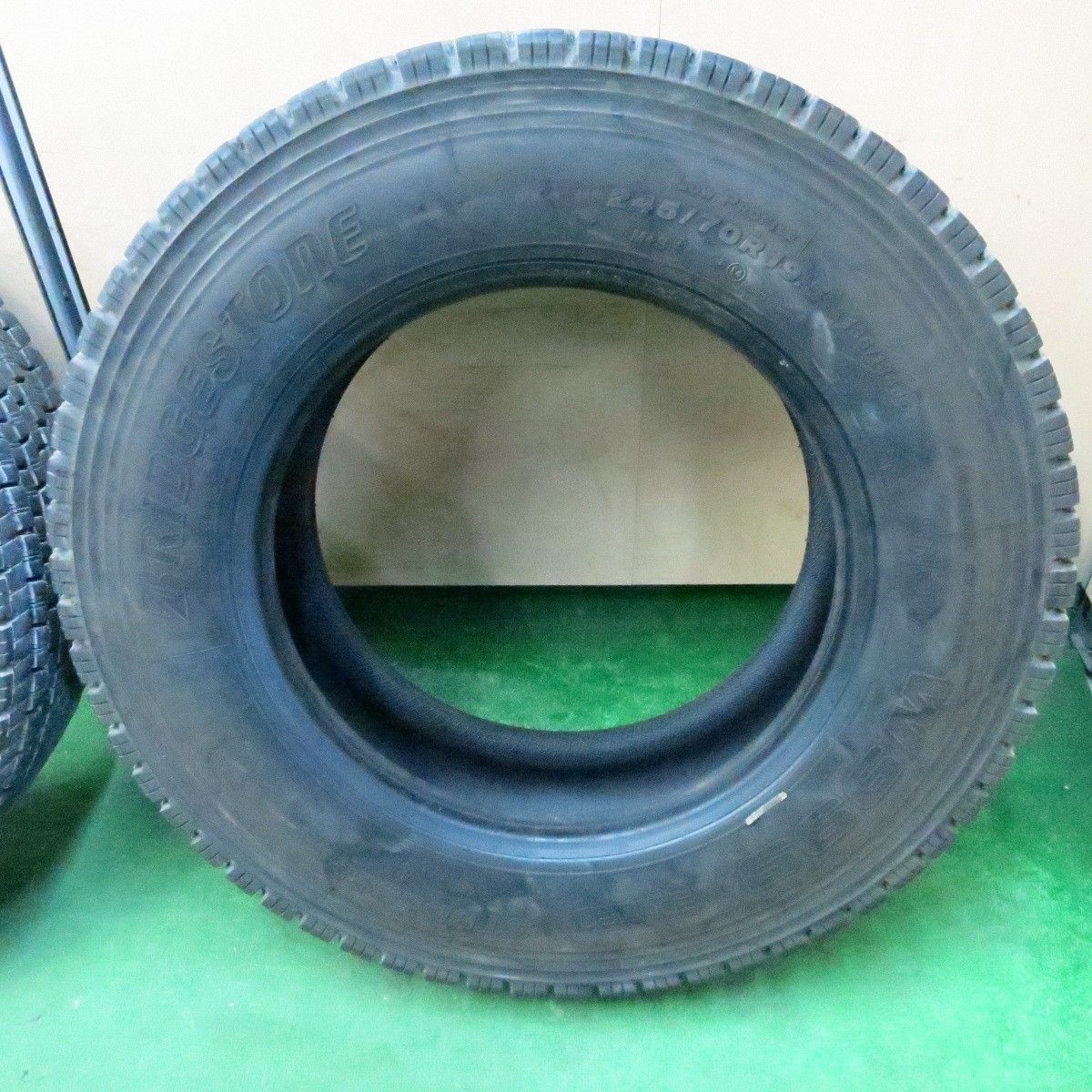 送料無料* バリ溝！23年！9.5分☆トラック タイヤ 245/70R19.5 136 