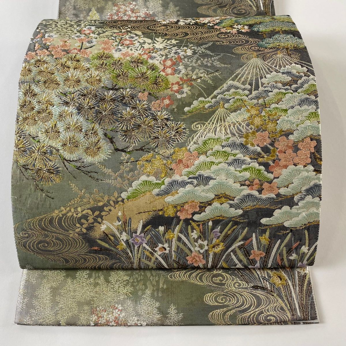 袋帯 雲海の風景画 松竹梅 金彩 素敵なデザイン 正絹 TT-2309 袋帯 秀品 松竹梅 観世水 箔 金糸 灰色 六通 正絹 【中古