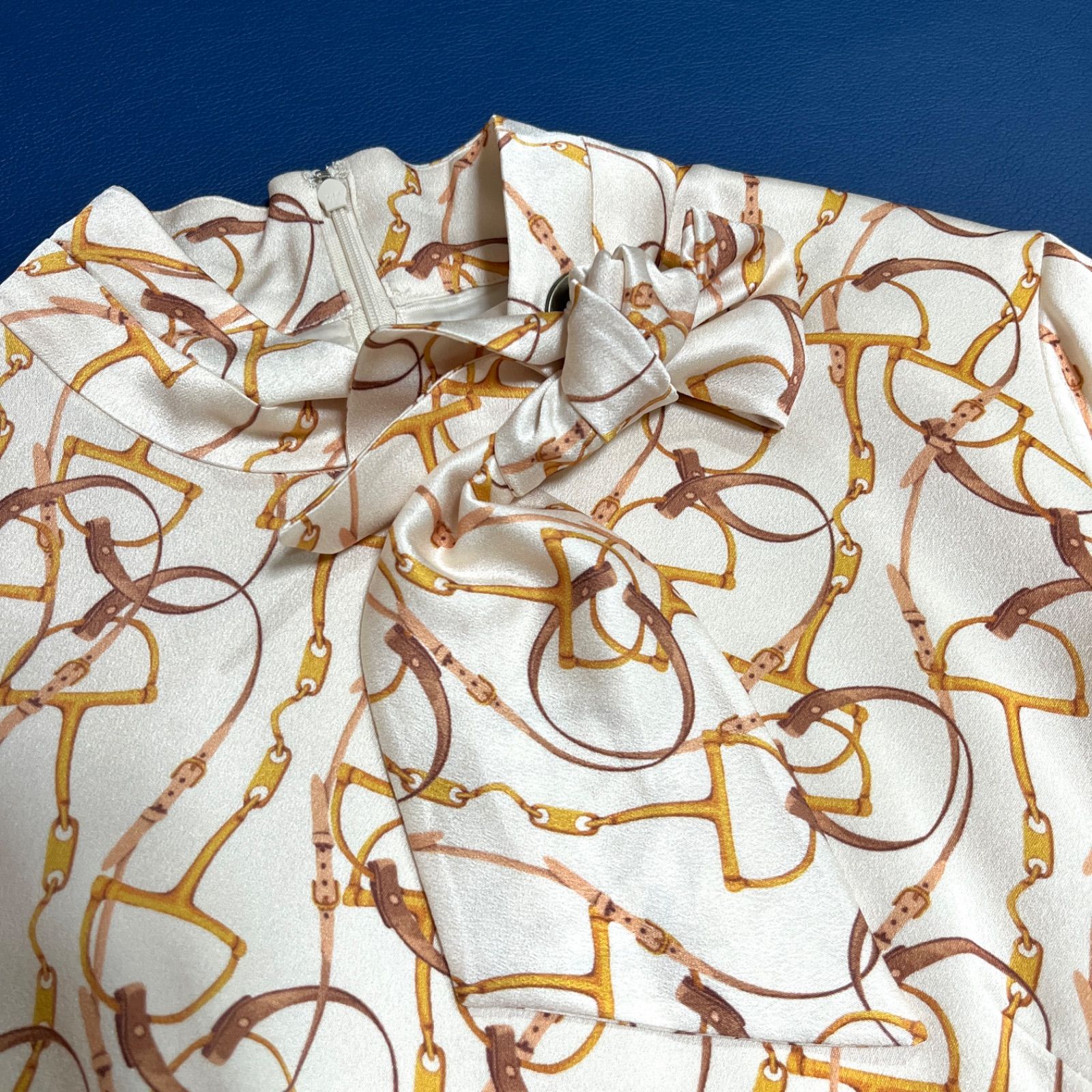 チェーン柄ボウタイロングワンピース サテン