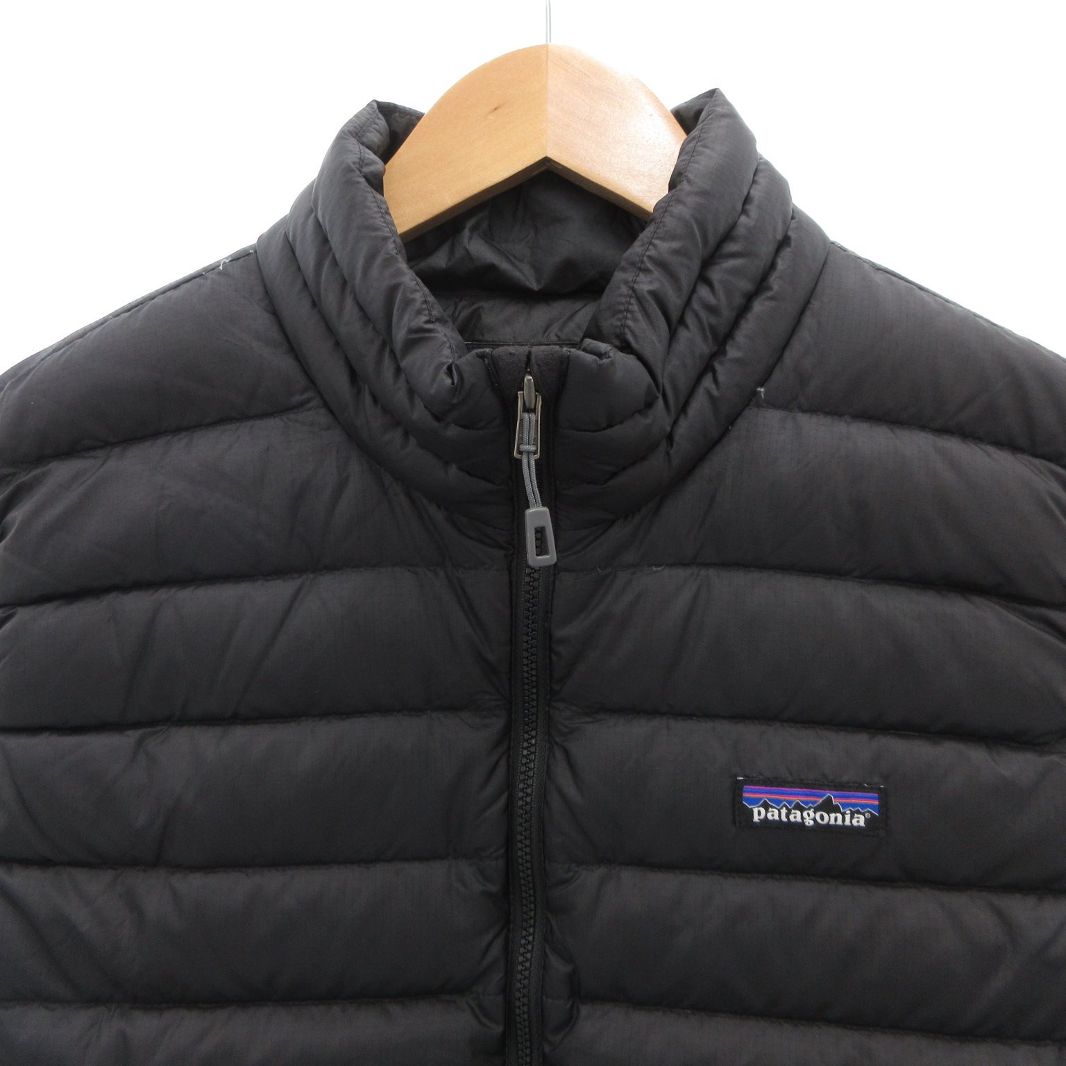 patagonia パタゴニア ダウンベスト プリントワッペンロゴ ブラック patagonia パタゴニア ダウンベスト プリントワッペンロゴ