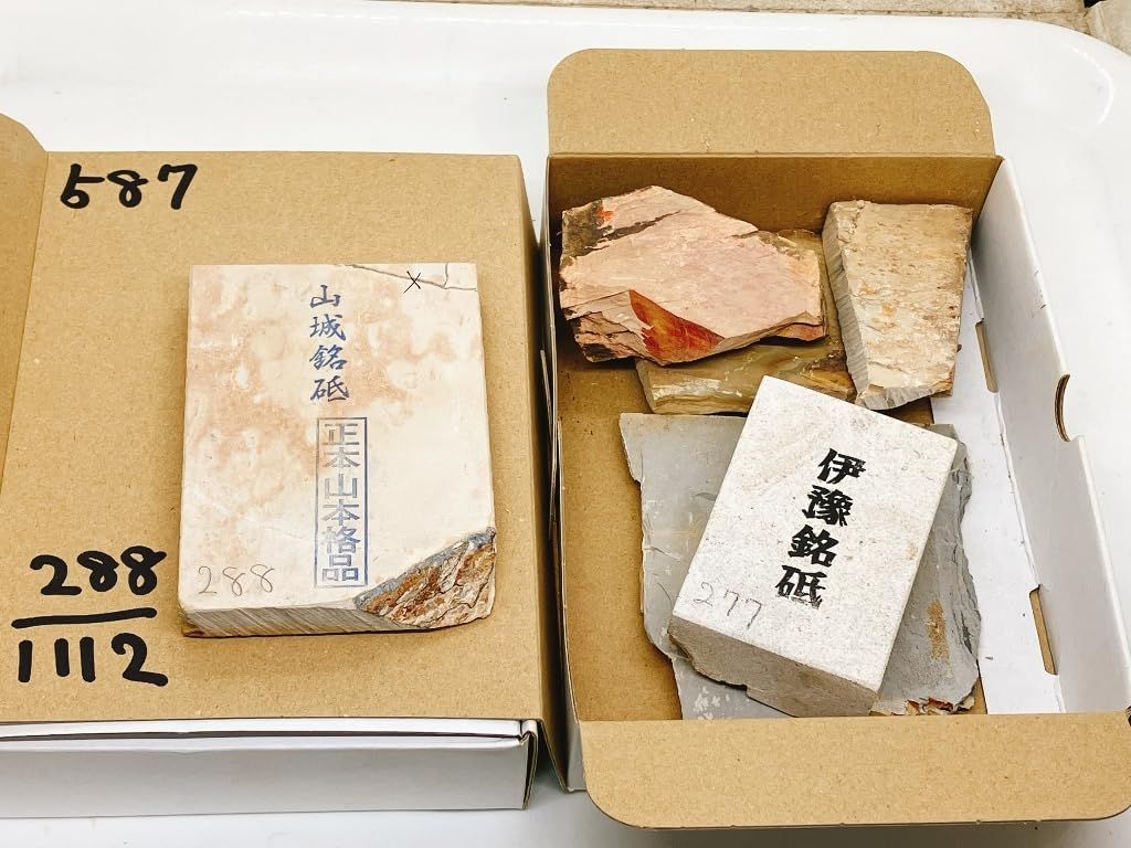 天然砥石 山城銘砥 銘入りこっぱ砥石 大洲藩営唐川村山産伊予砥入 奥殿 中山 大突 菖蒲谷 等 右京区梅ケ畑産 正本山仕上げ砥石 鍛落挽落付き 肥後守10本函入り 剃刀 包丁 鉋 鑿 x587| 1112g