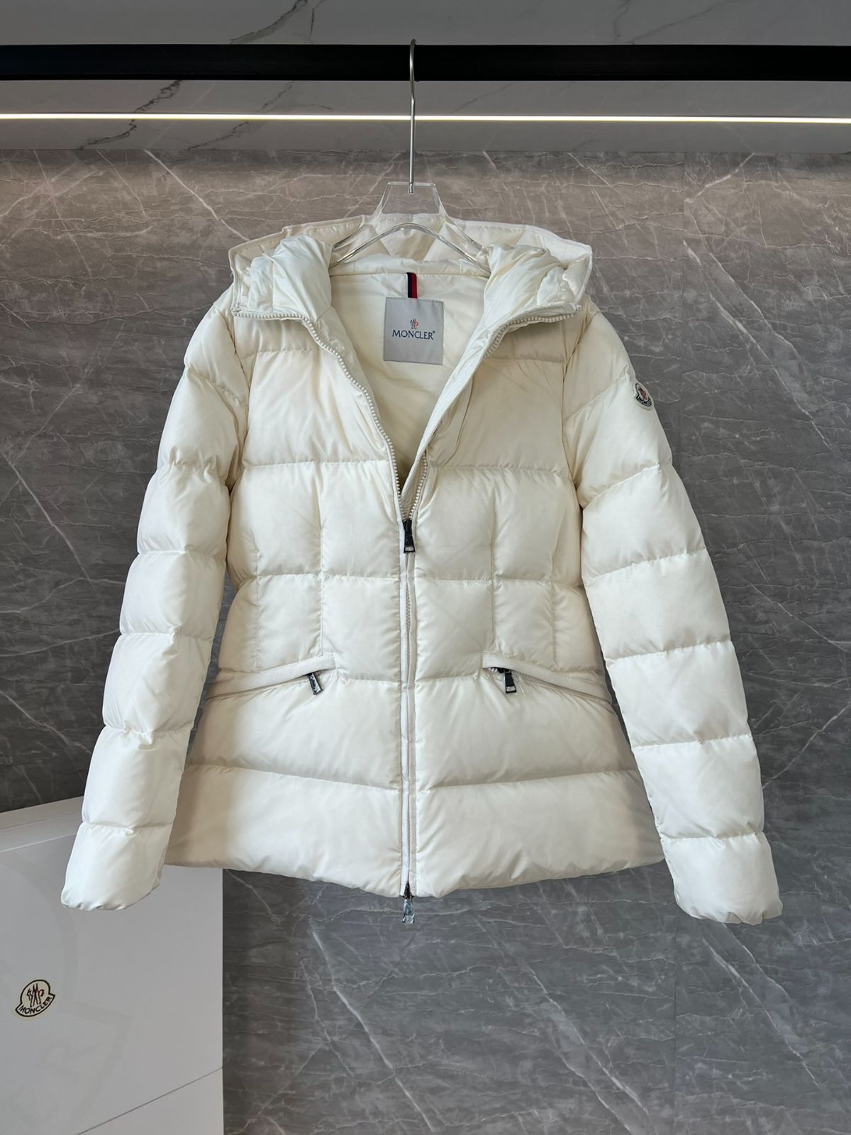 MONCLERモンクレール ミルクホワイト avoceショートレディース
